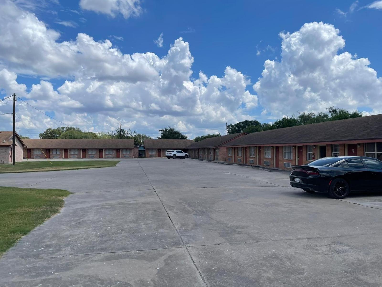 Lakeside Inn & Suites By Oyo Mathis I 37 Exterior foto