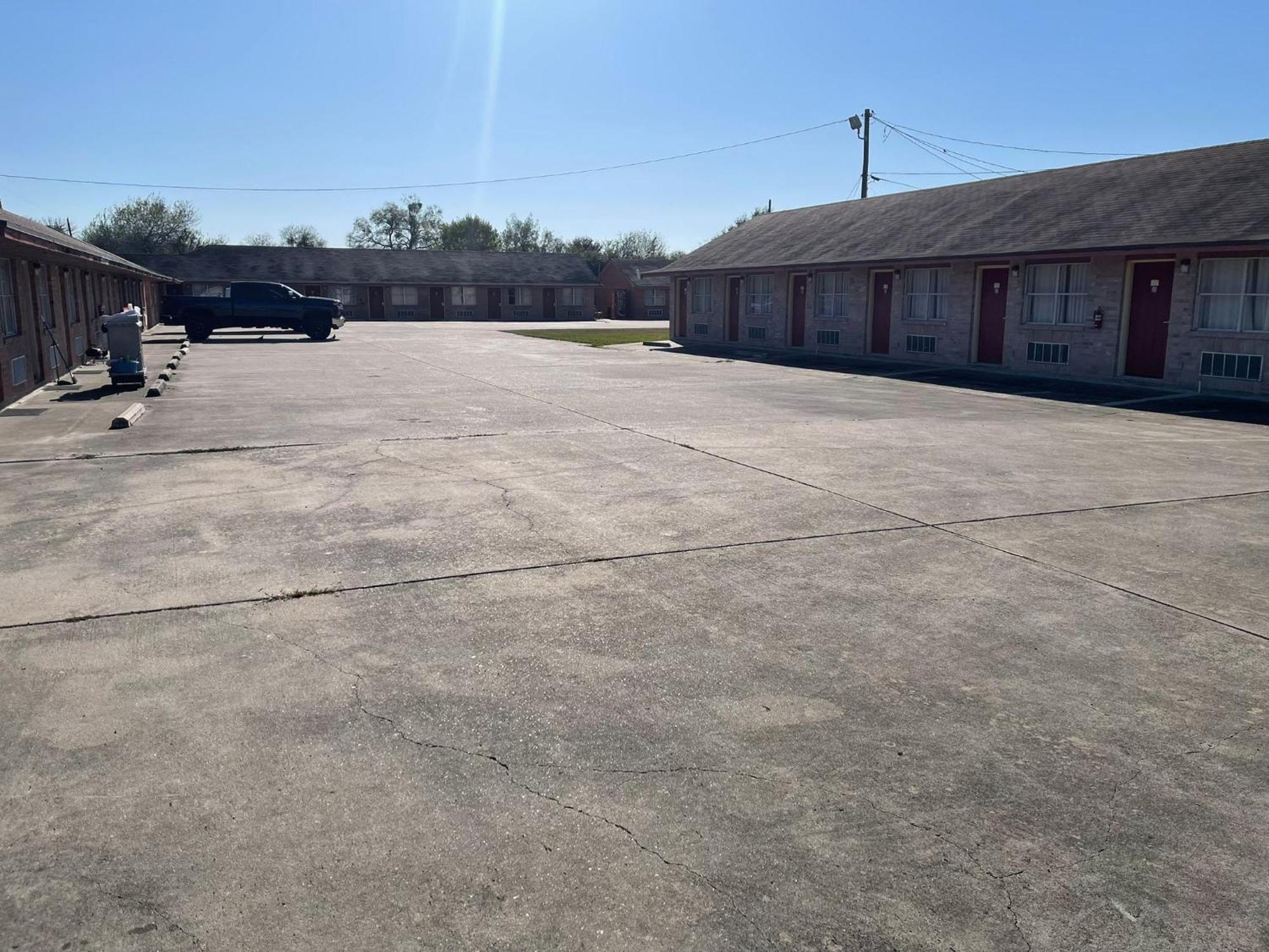 Lakeside Inn & Suites By Oyo Mathis I 37 Exterior foto
