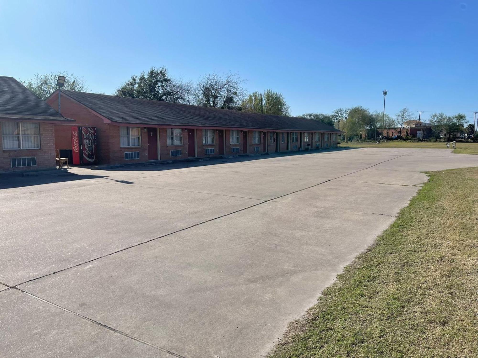 Lakeside Inn & Suites By Oyo Mathis I 37 Exterior foto